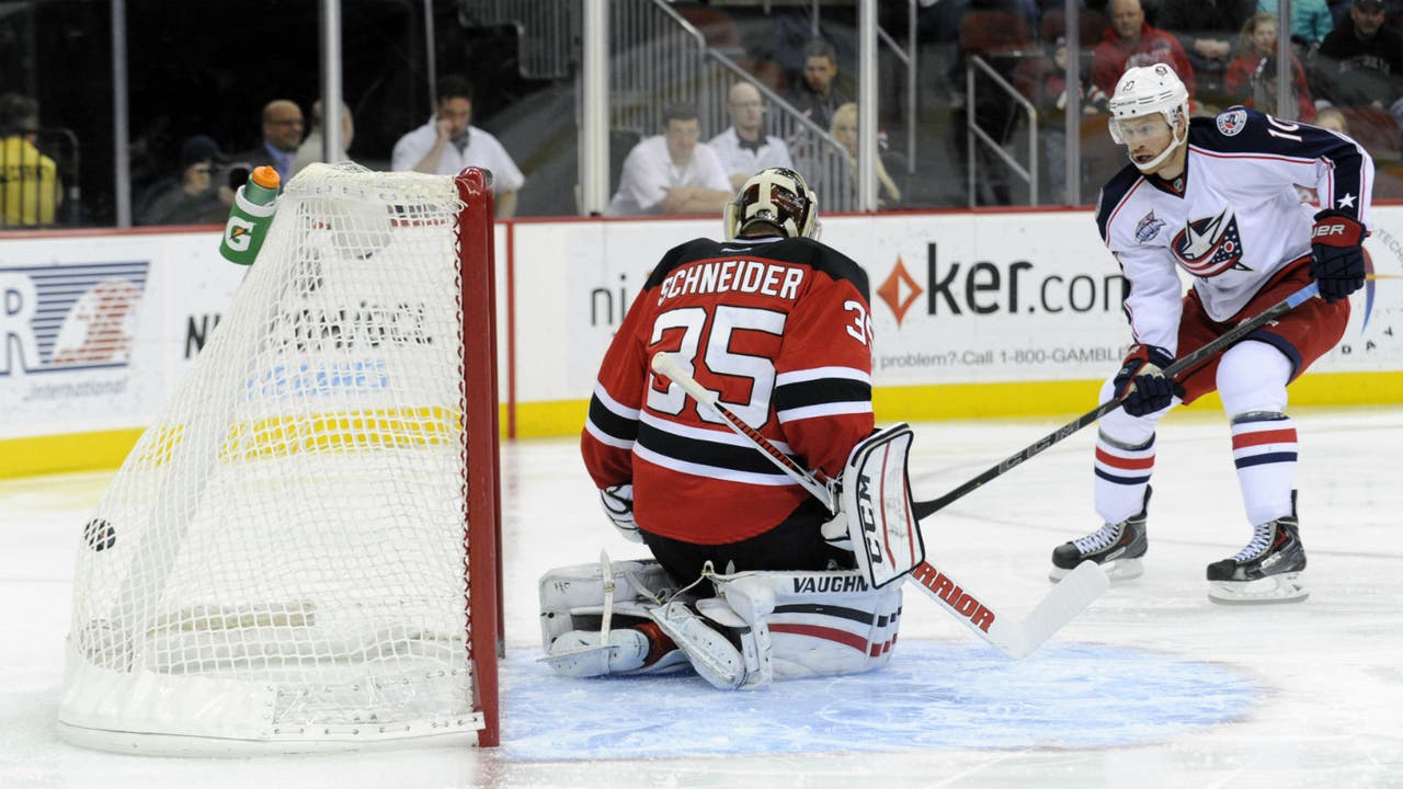 Larsson snaps tie, gives Devils win over Jackets